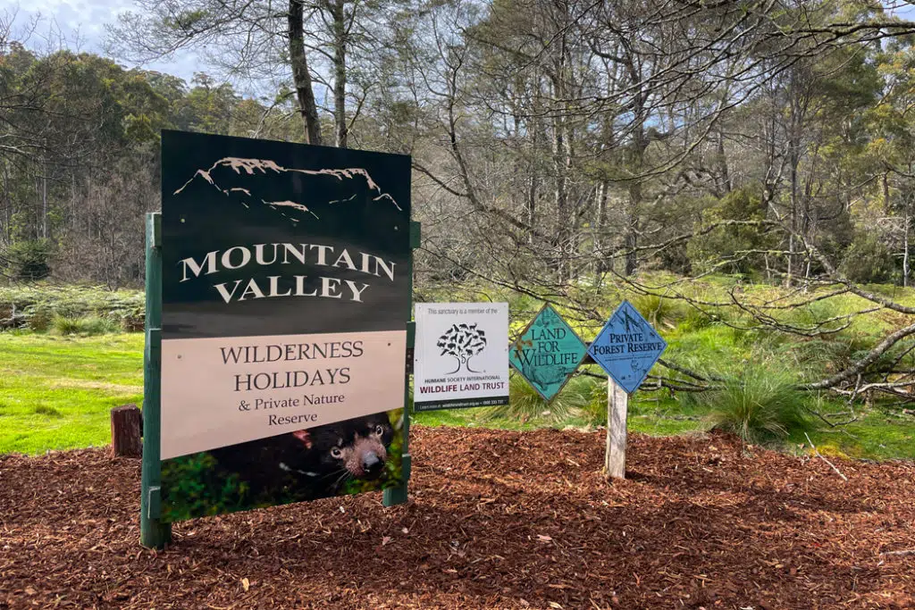 Mountain Valley Wilderness Holidays sign promisses sightings of wild Tasmanian devils