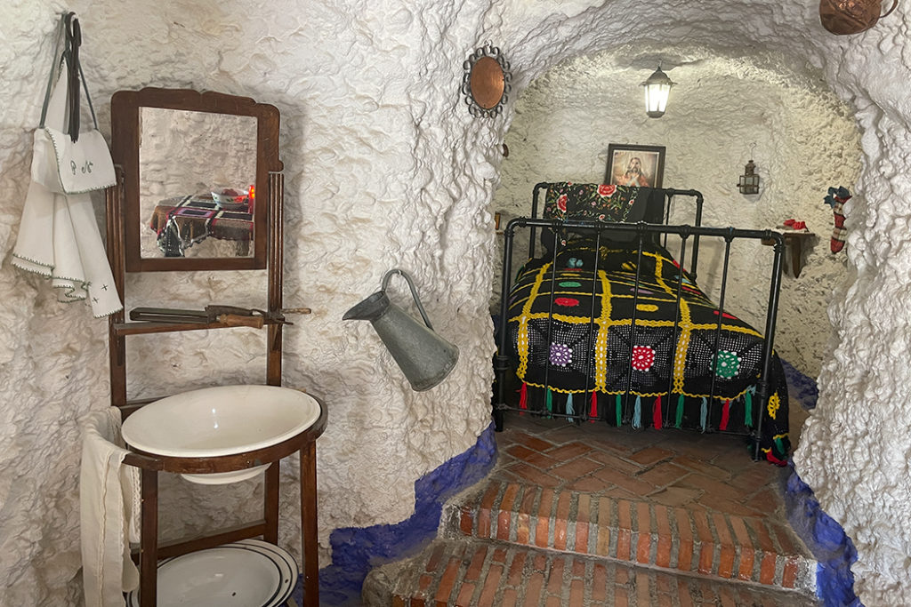 caves in granada - cave bedroom