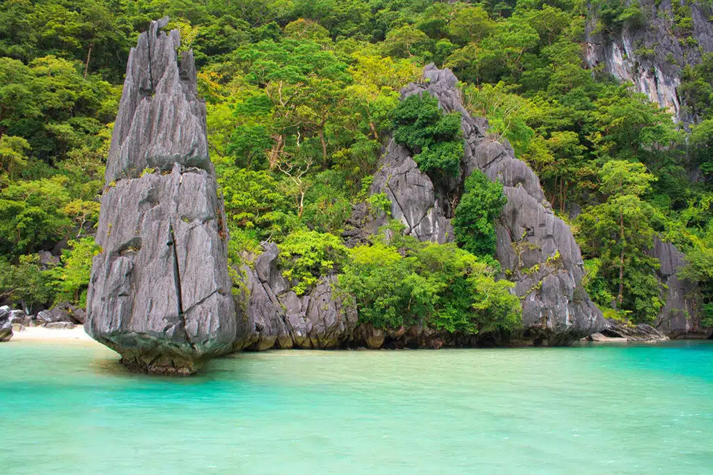 Things to do in palawan - island hop in El Nido