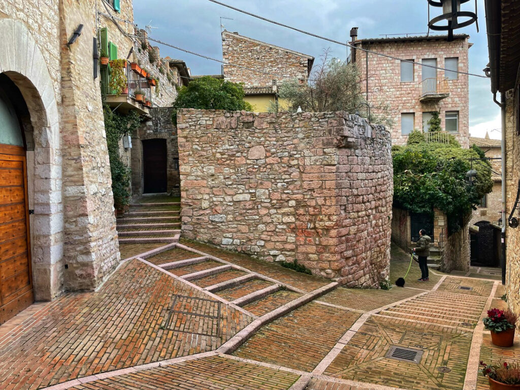 Things to do in Assisi -get lost in the maze of medieval streets