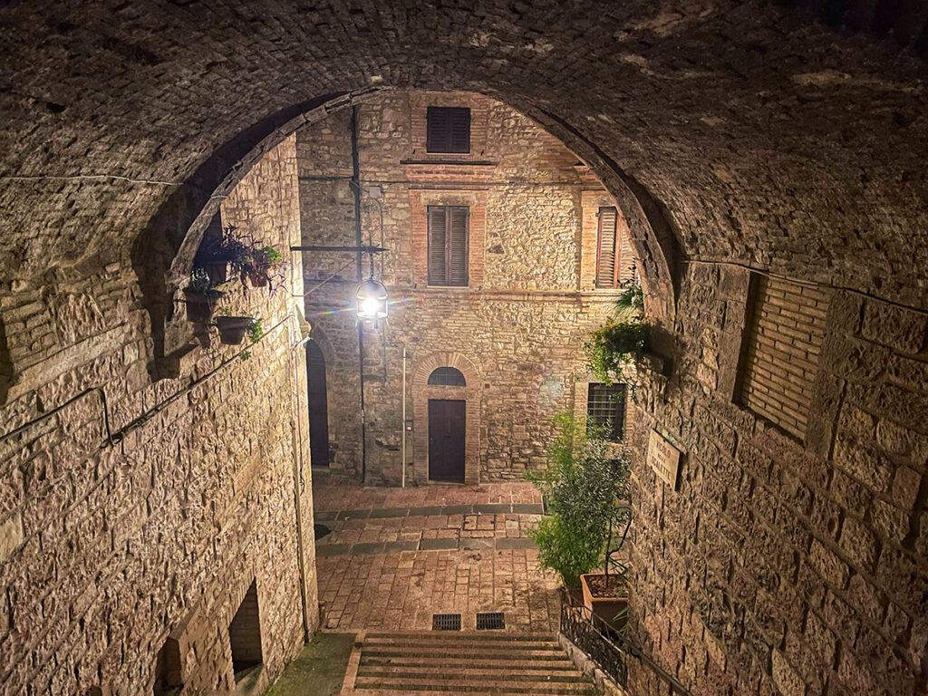 Assisi Streets at night - Via Dono Doni