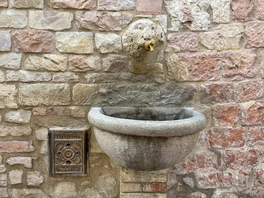 Things to do in Assisi - drink water from the aqueduct