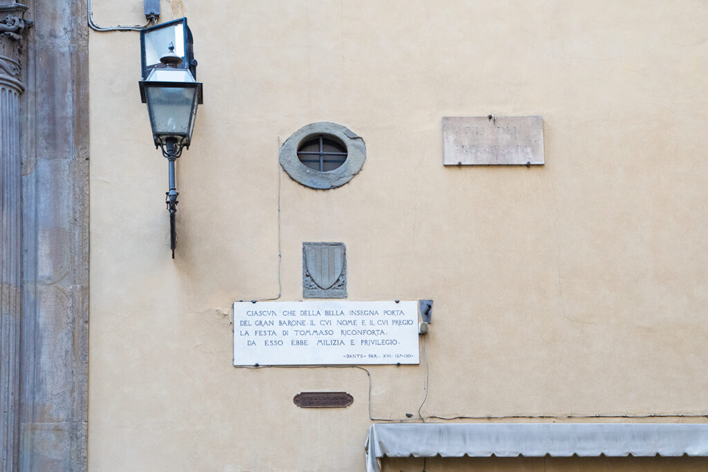Find plaques with verses from Dante in your 3 days in Florence